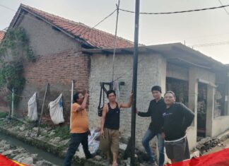 Warga Desa Kayu Agung Sepatan Khawatir Tiang Tak Berfungsi di Depan Rumah Roboh Saat Hujan