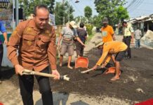 Pemdes Kemang Bogor Gelar Gotong Royong Swadaya Perbaiki Jalan Rusak Sepanjang 700 Meter