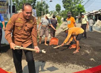Pemdes Kemang Bogor Gelar Gotong Royong Swadaya Perbaiki Jalan Rusak Sepanjang 700 Meter