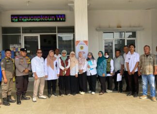 Pemasangan Stiker Keluarga Penerima Manfaat, Pemdes Kemang Berikan Edukasi Langsung kepada Warga