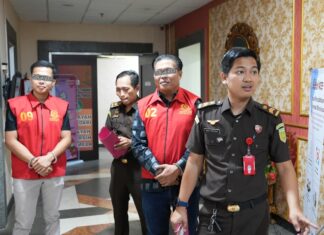Kejati Sumsel Serahkan Tersangka dan Barang Bukti Tahap II Kasus Dugaan Korupsi Anggota DPRD Muara Enim
