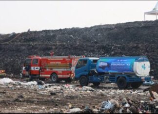 Kebakaran TPA Jatiwaringin Berstatus Darurat, PERUMDAM TKR Kerahkan 10 Mobil Tangki Air Bantu Proses Pemadaman