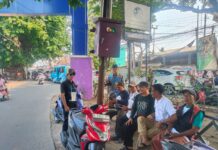 Aparat Desa Pondok Jaya dan Ketua BPD Inisiatif Awasi Arus Truk Muatan Tanah di Jalan Raya Sulang