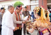 Kedatangan Kajati Sumsel Beserta Istri disambut di bandara Sultan Badarudin