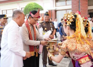 Kedatangan Kajati Sumsel Beserta Istri disambut di bandara Sultan Badarudin