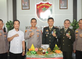 Momen Hangat HUT TNI ke-81, Polres Metro Tangerang Kota Bawa Tumpeng dan Kue ke Kodim 0506